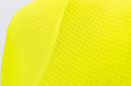 上半身の生地は日本のレースが盛んに行われる高温多湿の夏に焦点を合わせ、熱を篭りにくくするため薄くて軽く、伸縮性に優れたハイスペックな素材を使用。高い伸縮性のおかげでシワが出にくく、タイトなシルエットとなりエアロにも優れている。