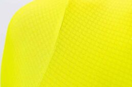 非常に薄くて軽く、伸縮性に富むイタリア製の生地を上半身に使用。空力に優れたタイトなシルエットながら、高い伸縮性のおかげでシワが出にくくストレスの少ない着心地も実現している