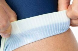 下半身はももから裾止め部分まで1枚のパネルになっていてもものところに縫い目がない。裾はレーザーカッティングされ、裏側には滑り止めも設けられている。空気抵抗低減を考慮し、裾の長さもペダリングに支障がない程度に長くしている