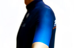 袖の生地は素材メーカーと共同開発した、ビオレーサーオリジナルのライクラ素材。部位によって最適な伸縮性を得るために生地の畝の間隔を調整、生地のカッティング・縫製と合わせ、ぴったりとフィットしながら締め付け過ぎない最高のフィット感を生み出している。また、袖口はレーザーカットを採用し、ストレスフリーの着心地も提供する。