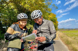 地図をネタにクリスティーナさんと話し込むシシャチョー