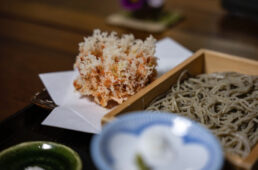 まる伍のそばとかき揚げ