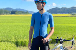 2016-2020年の5年間、那須ブラーゼンで選手として走り、2020年に現役を引退。現在は福島県塙町で地域おこし協力隊として活動しYouTubeチャンネル『シモジマン』で、ロードバイクに関する情報を発信中。