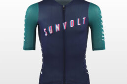 S-RIDE PRO パフォーマンス 半袖ジャージ（1万450円／完全入稿・3〜9着、9350円／完全入稿・10着以上、1万2650円／かんたん・3〜9着、1万1550円／かんたん・10着以上、1万2650円／追加注文・1〜2着）●納期／25〜30日