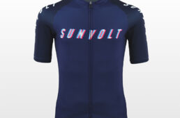 スタンダード半袖ジャージ（7150円／完全入稿・3〜9着、6380円／完全入稿・10〜29着、5280円／完全入稿・30着以上、8250円／かんたん・3〜9着、6930円／かんたん・10〜29着、5830円／かんたん・30着以上、9350円／追加注文・1〜2着）●納期／25〜30日