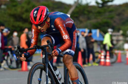 学生時代にロードレースに没頭。就職後一時期自転車から離れるが20代後半になり自転車熱再発。アマ・ロードレース世界一を目指しつつ、金融業界を離れて自転車操業に四苦八苦する毎日。