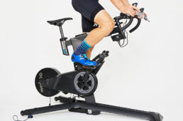 バーチャル空間の勾配変化に応じて、負荷が変動するのはもちろん、本体も傾斜することで登り20％〜下り15％まで斜度を再現する。勾配変化はバーチャル空間に対応して自動で変化するが、手元のボタンで手動で操作することもできる