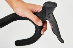 変速操作をはじめ、Zwiftでのステアリング操作、アイテム使用などアバターの操作はすべてシフター部分のスイッチで行える。ブラケット部分の上と内側だけでなく、レバー部分の外側にもスイッチがあり、シマノ、カンパニョーロ、スラムの変速操作を再現できる。変速段数や歯数構成なども細かくアプリでセッティング可能