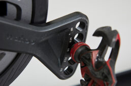 クランクには5つのペダル取り付け穴があり、ペダルの取り付け位置を変えることで、クランク長を165mm、167.5mm、170mm、172.5mm、175mmから選べるようになっている