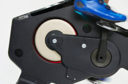 タックス・ネオシリーズと同様にスタンドアローンモードを搭載。電源につながなくてもペダリングによって自家発電することで、標準装備のディスプレイを見ながらトレーナーとして活用することができる