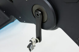 今回、旧モデルを借りたためクランク長の調整はできなかったが、現在のモデルでは3つのペダル取り付け穴があり、170mm、172.5mm、175mmから選べる