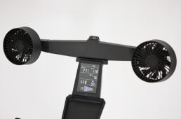 タブレットやスマートフォンなどを置くためのスペースがあるほか、スピードや心拍数に応じて風量を調整するファンが付いている。ファンは小さいが、顔のあたりに集中的に当たるので、見た目以上に冷却効果は高い。ファンを外側に向ければ設定を変更しなくても風が当たらないようにできる。サイコンを付けなくても走行データが分かるディスプレイもある