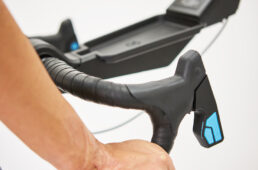 レバーはDI2を模したようなデザイン。青色の部分全体がスイッチというわけではなく、直径1cmほどのポイントを押さないと変速しない