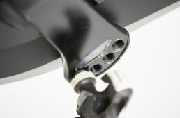 クランクアームには4つのペダル取り付け穴があり、取り付け位置を変更することでクランク長を165mm、170mm、172.5mm、175mmに変更することができる。なぜか167.5mmが飛ばされている