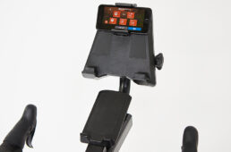 視界の正面にスマートフォンやタブレットを置けるホルダーがあり、ハンドル前方にスマホなどを置けるスペースもある。ズイフトをタブレットで楽しみ、コンパニオンアプリをスマホで起動する場合も2台併用できるようになっている