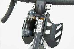 通常のバイクでいうところのダウンチューブの両脇に、ボトルホルダーが設置されている。自転車用のスクイーズボトルを2本置けるほか、ペットボトルの飲み物を置くこともできる。差し込むのではなく上に置くだけなので、ボトルをケージから抜いたりケージに差し込んだりするストレスとも無縁だ