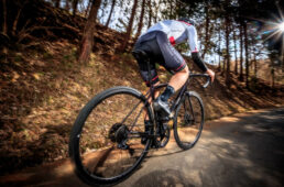 チェーンルブ セミウェットをテストする田中裕士さん