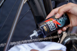 チェーンルブ ドライをテストする田中裕士さん