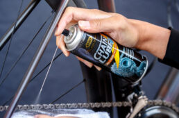 チェーンルブ セミウェットをテストする田中裕士さん