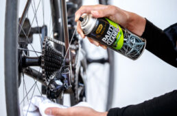 パーツクリーナー マルチをテストする田中さん