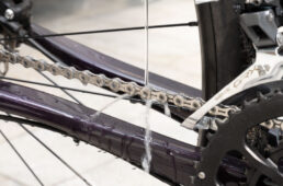 オールパインエクストラを水で洗い流す様子