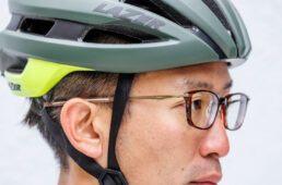 自前のヘルメットと合わせてジョブスポルトベータを着用する編集長・中島