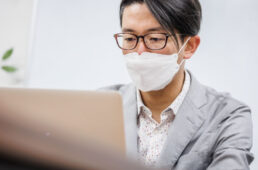 ジョブスポルトベータをかけてデスクワークする編集長・中島