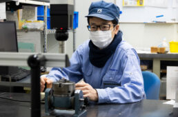 ジョブスポルトベータをかけて仕事をする森本さん