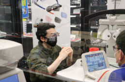 検眼を受ける森本さん