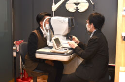 検眼してもらっている編集長・中島の様子