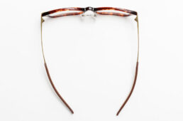 テンプルが内側に追い込まれたデザインになっている