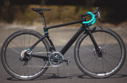 チャプター２・ココ（41万5580円／フレームセット・ブラック、42万7350円／フレームセット・コバルト+グリーン）