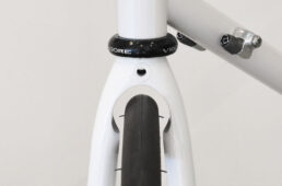 クロモリレーサーのフォークとタイヤ