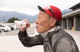 すこサイダーを飲むシシャチョー