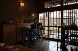 民宿の中に自転車