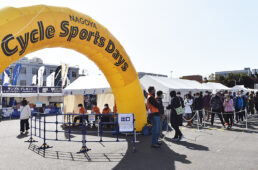 連日、開場前から入場待機列が出現した