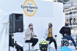 自転車系人気ユーチューバーが登壇すると、ステージ前のベンチに座りきれないほどの人が集まってきた。左から、なななチャンネルさん、yumi yummy チャンネル（ゆみやみちゃんねる）さん、けんたさん。撮影秘話など楽しいトークで盛り上がった