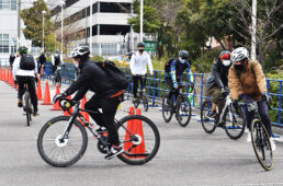 気になる自転車を次々に試乗する参加者たち