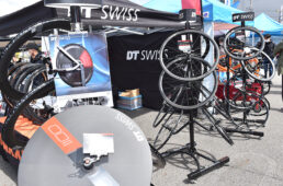 最新の機材やウェア、ケミカル品などを買えるブースも賑わっていた