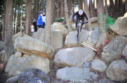 浄蓮の滝のAラインを走る山本幸平さんとそれを見守る参加者