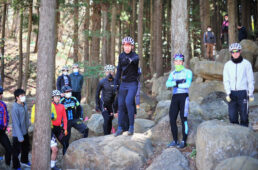 どこを見て走るべきかを伝える山本さん