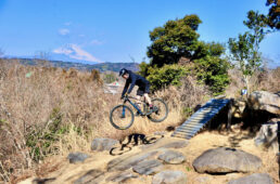 サクラドロップを飛ぶ九島勇気選手