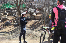 参加者にレースでの走り方を伝える山本さん