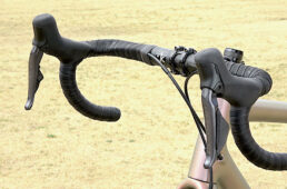 アルテグラR8100のワイヤレス化を果たしたコクピットまわり