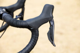 アルテグラR8100のブラケット側面