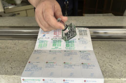 宇多津町役場東館でスタンプを捺印