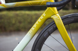 フレームのヘッドチューブからダウンチューブにかけてのセクションとフォーククラウンは、一体感を持たせたデザインになっている。これはエアロバイクにもよく採用される手法で、ヘッドチューブ付近の空気の流れを整え、空力性能を高めるのに役立つ