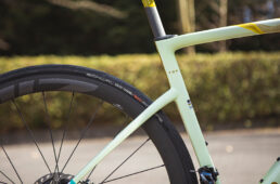 シートチューブまわりは、トップチューブとの接合部に比べてシートステーの接合部が低くなっている。シートチューブをよりしなりやすくすることで路面からの突き上げを和らげるだけでなく、前面投影面積を減らして空力面でも有利になる