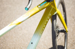 ダウンチューブの断面形状は、翼断面形状の後端を切り取ったカムテール形状を採用。シートチューブにも同様の形状が採用されている。これにより、軽さと剛性をキープしながら、空力性能を向上させることに成功している