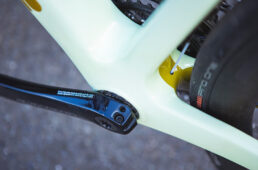 BB規格は最新のスレッド式T47を採用。フレームのBBエリアにアルミ製のBBシェルが設けられそこにBBをねじ込む形で、圧入式のBBに比べて音鳴りなどのトラブルに見舞われにくいのが特徴。また、30mmアクスルのクランクとも相性がいい